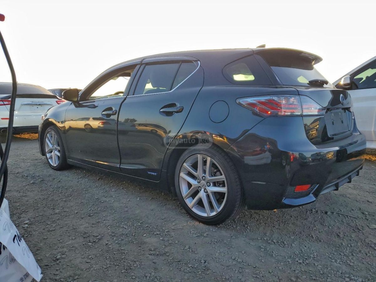 Lexus CT 200 h 2017 — photo 2