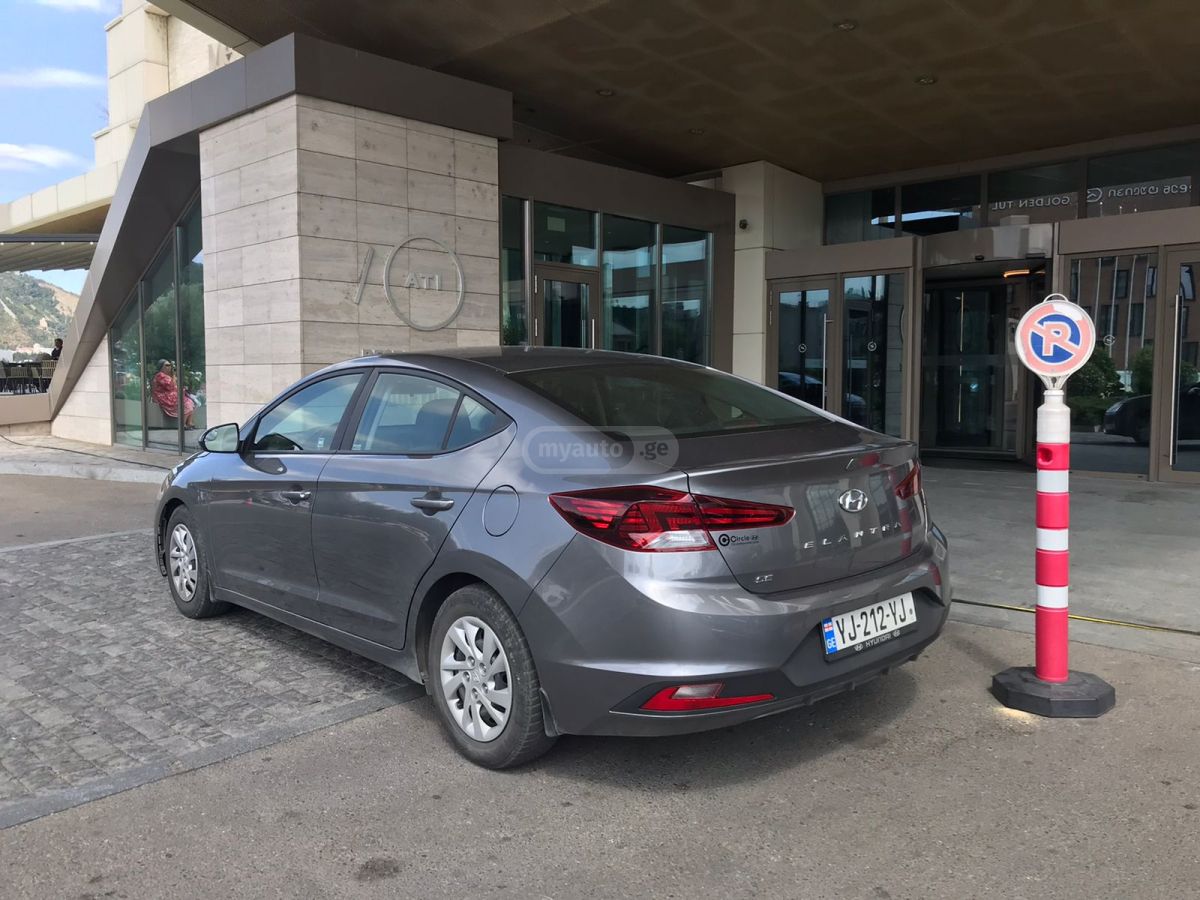 Hyundai Elantra 2019 — photo 2
