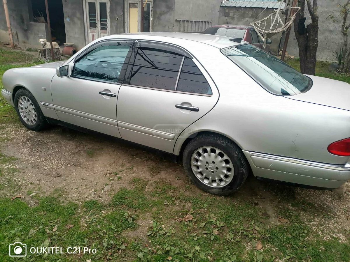 Mercedes-Benz 210 1997 — photo 2