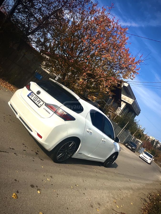Lexus CT 200 h 2011 — photo 2