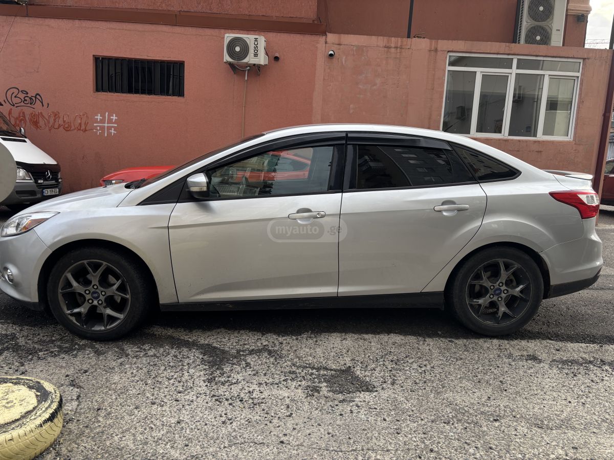 Ford Focus 2013 — photo 2