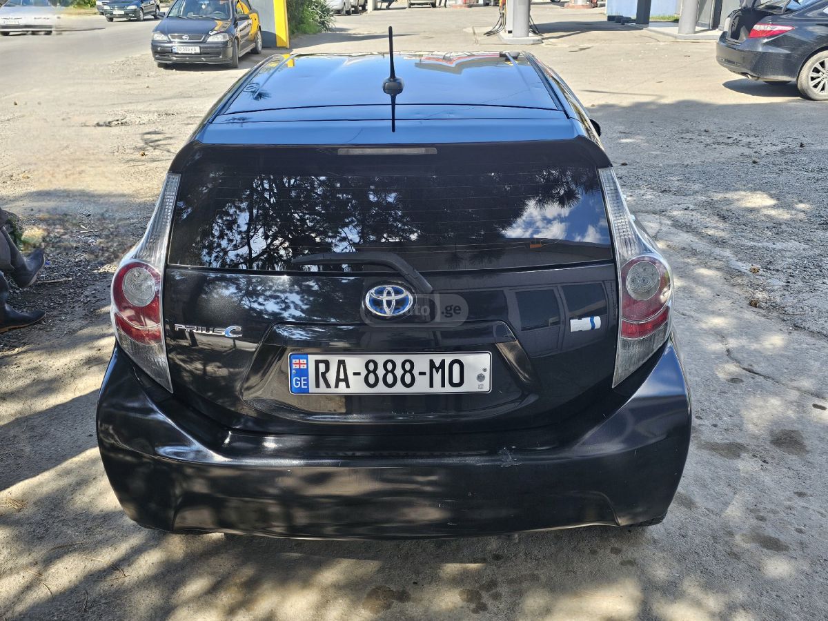 Toyota Prius C 2014 — photo 2