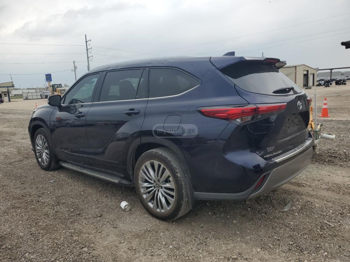 Toyota Highlander 2023 — photo 2