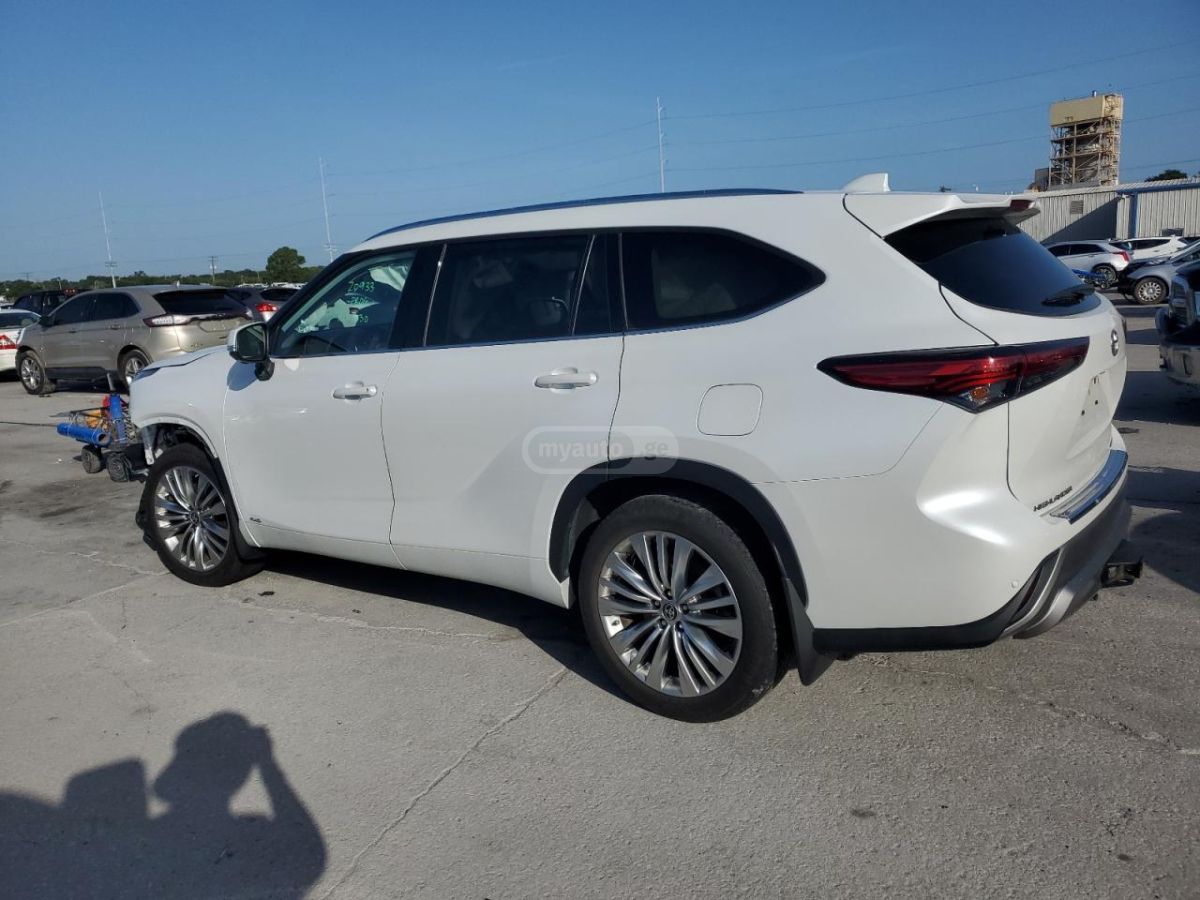 Toyota Highlander 2023 — photo 2