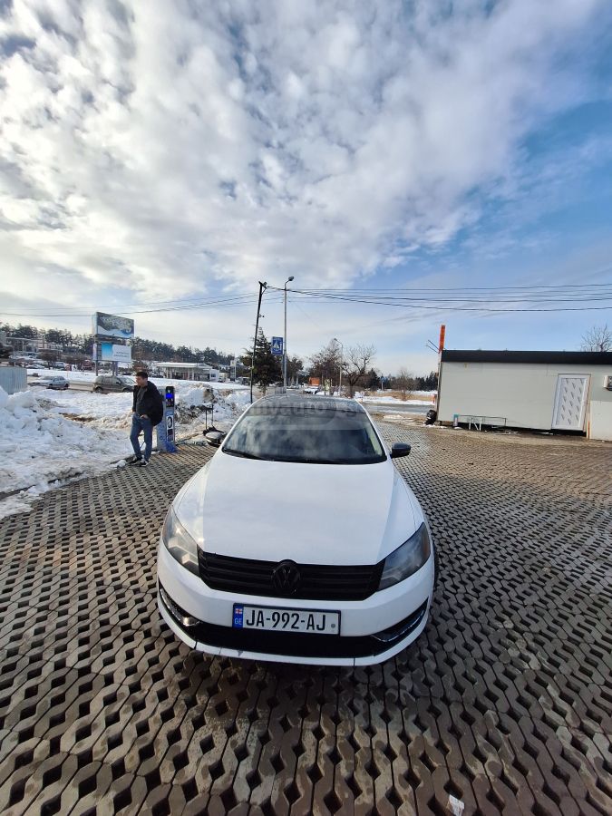 Volkswagen Passat 2013 — photo 2