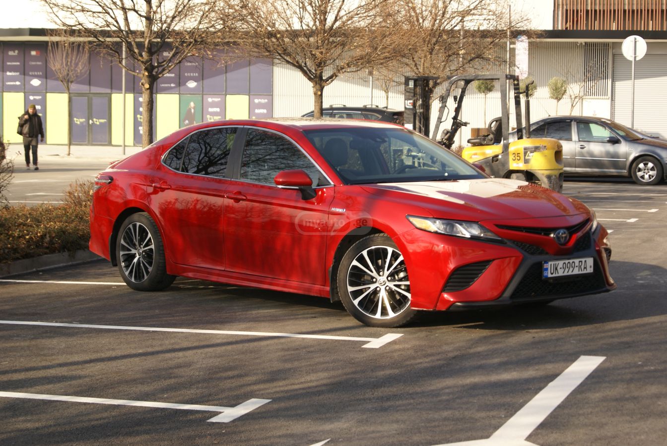 Toyota Camry 2020 — photo 2