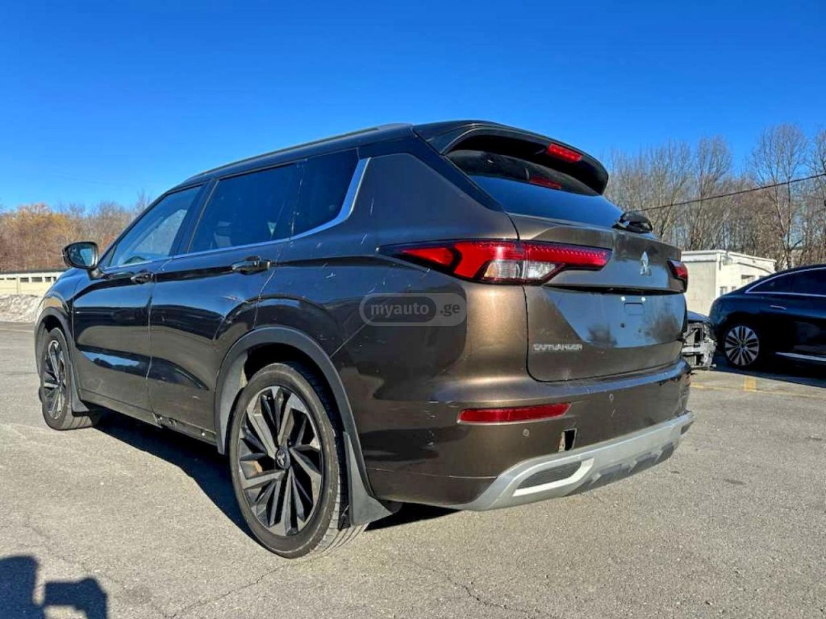 Mitsubishi Outlander 2022 — photo 2