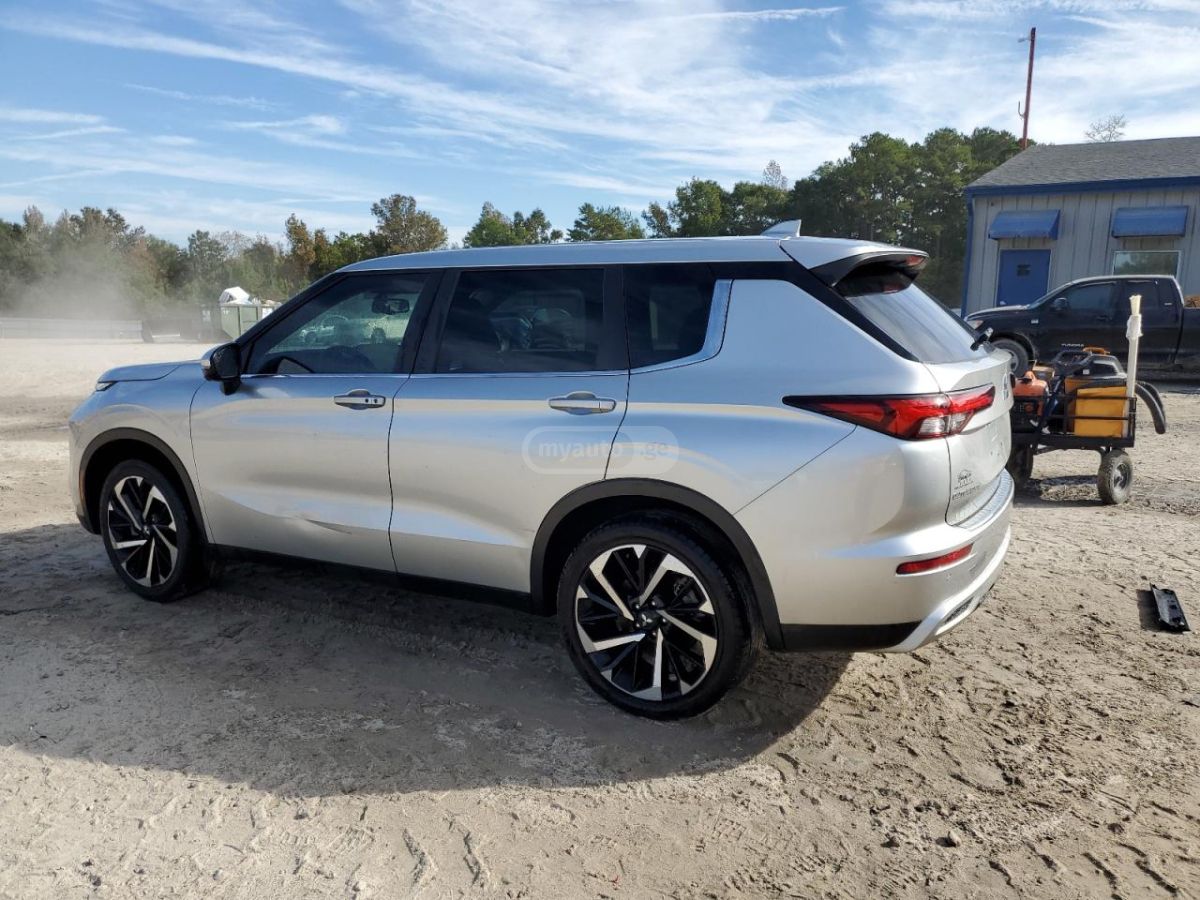 Mitsubishi Outlander 2022 — photo 2
