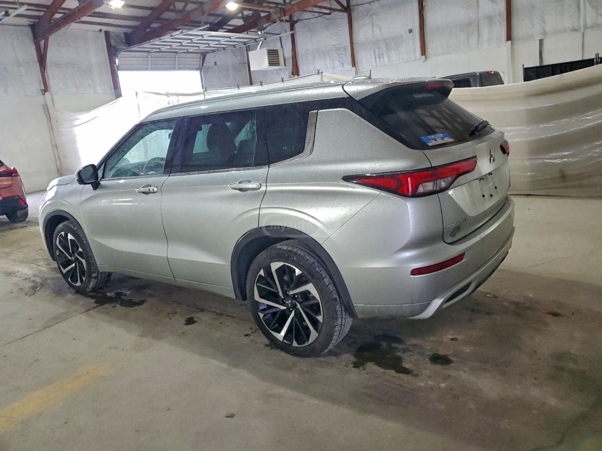 Mitsubishi Outlander 2022 — photo 2