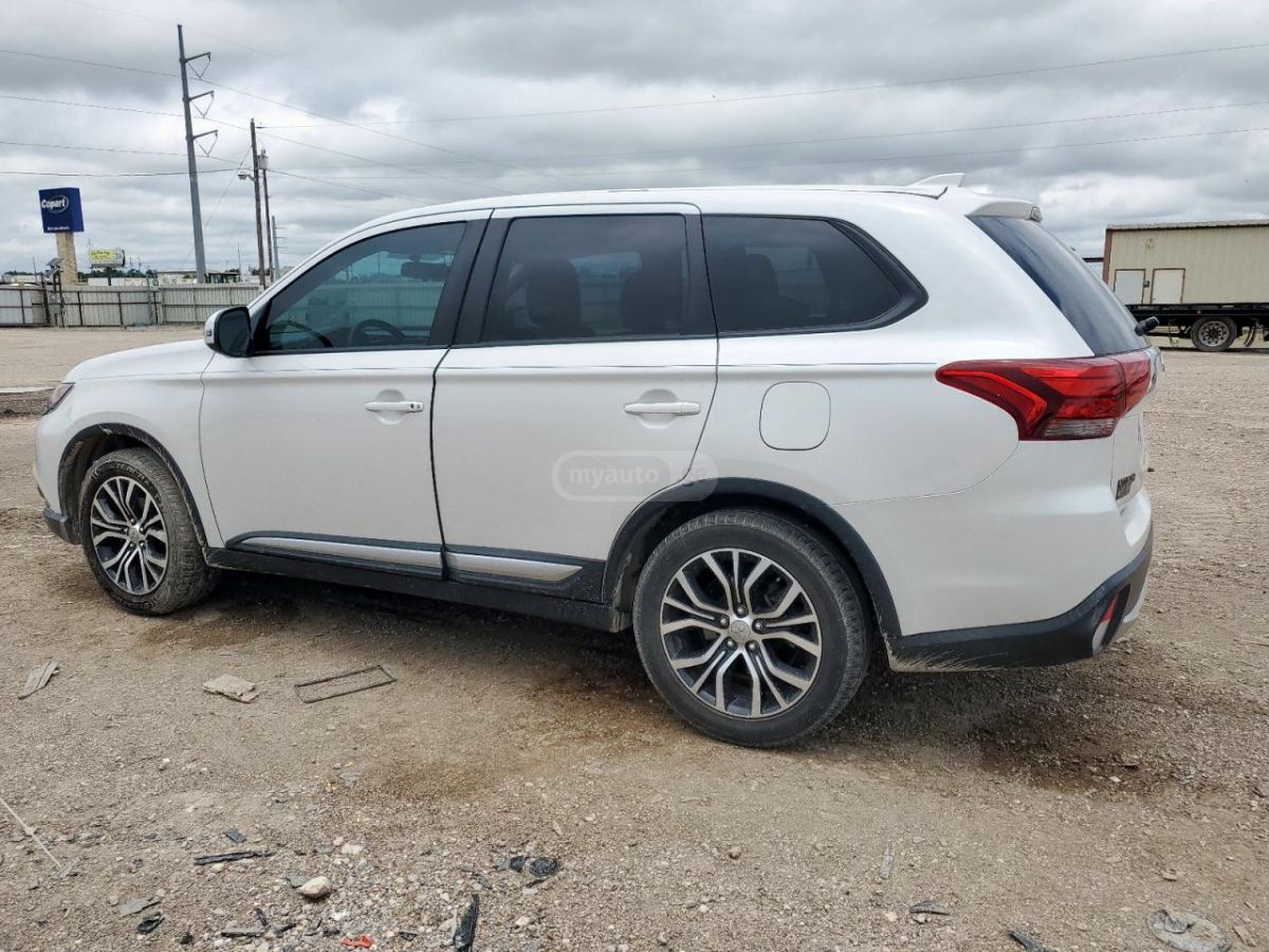 Mitsubishi Outlander 2018 — photo 2