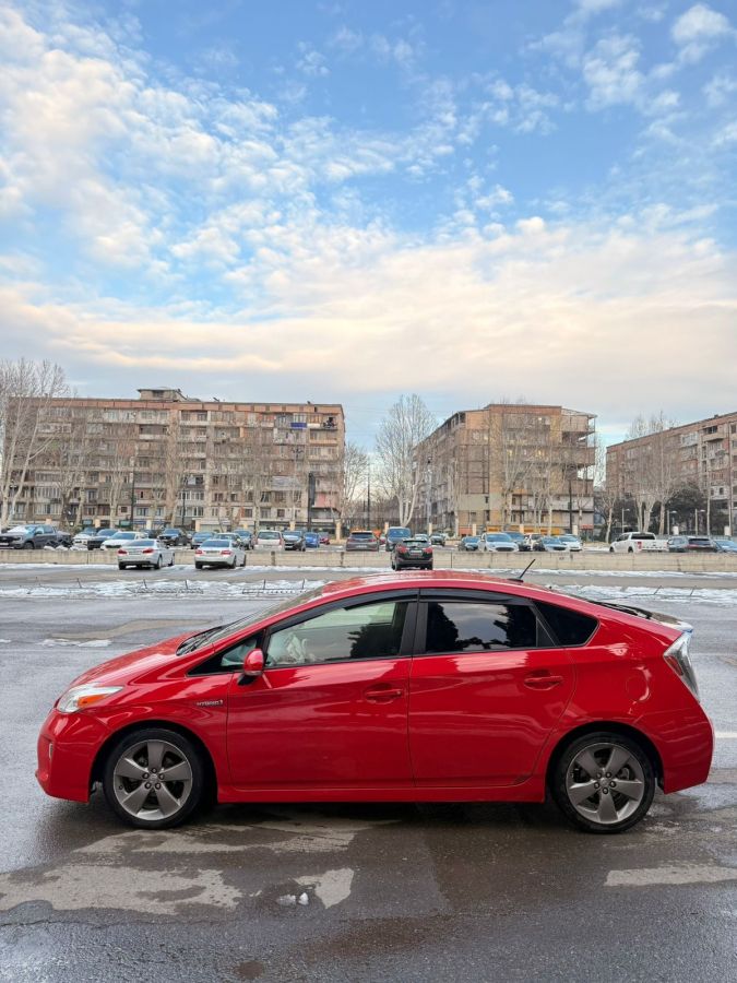 Toyota Prius 2014 — photo 2