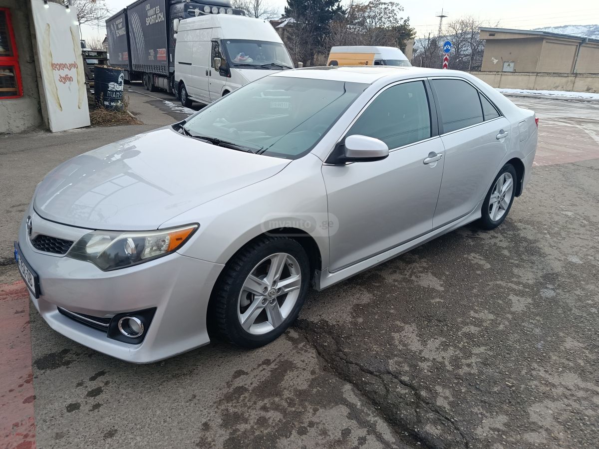 Toyota Camry 2013 — photo 2