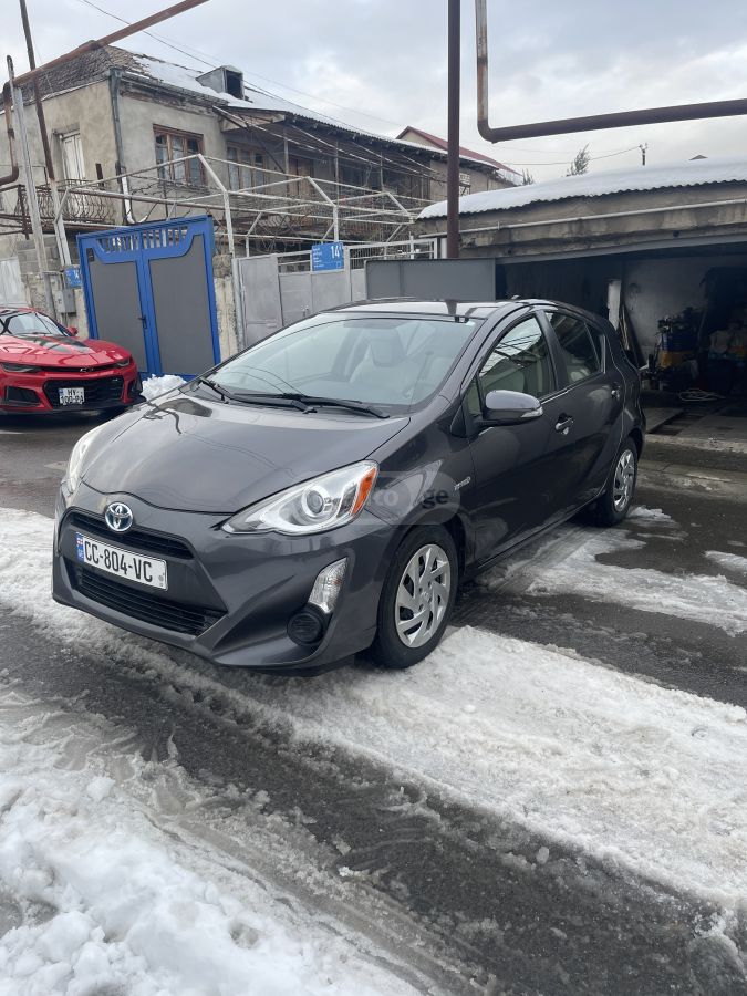 Toyota Prius C 2015 — photo 2