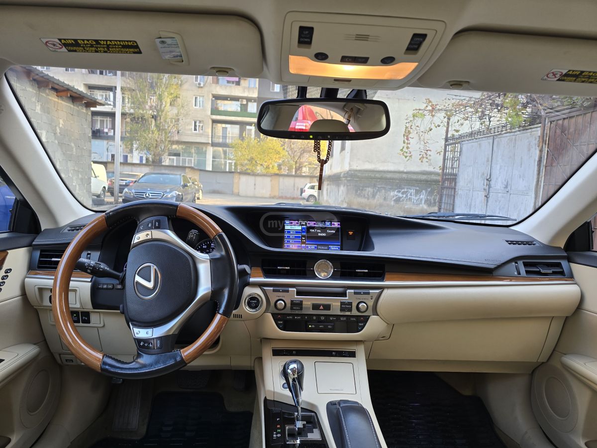 Lexus ES 300 2013 — photo 2
