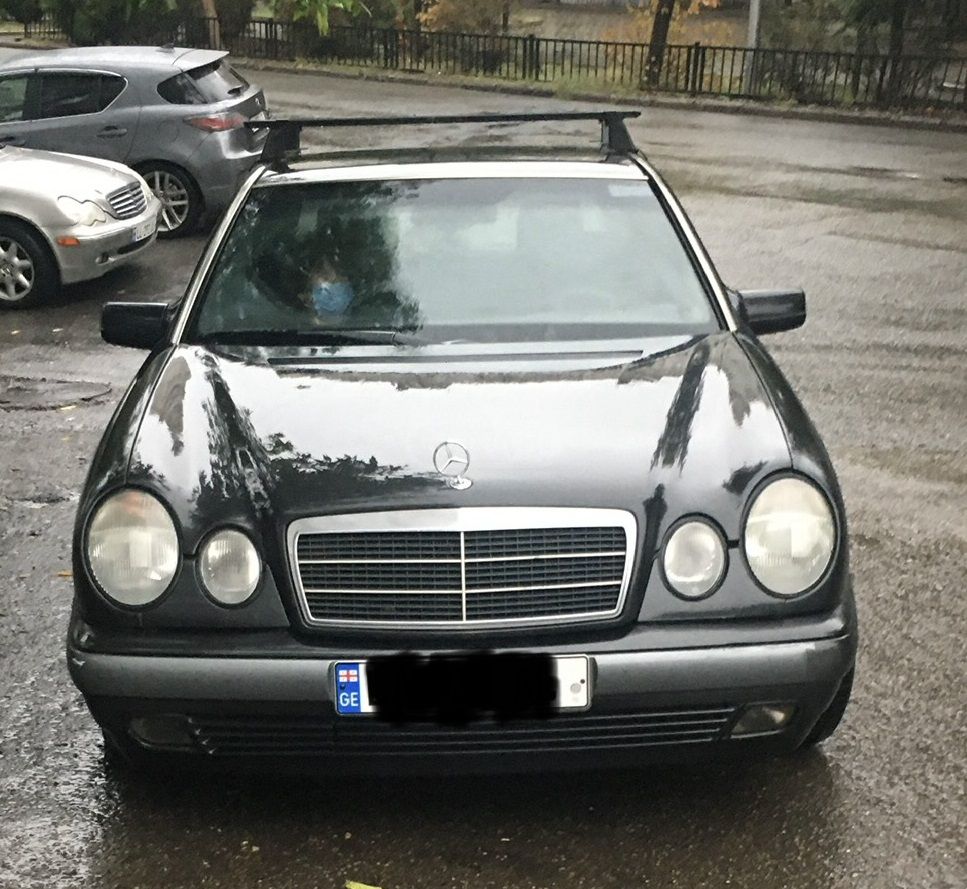 Mercedes-Benz E 210 1996 — photo 2