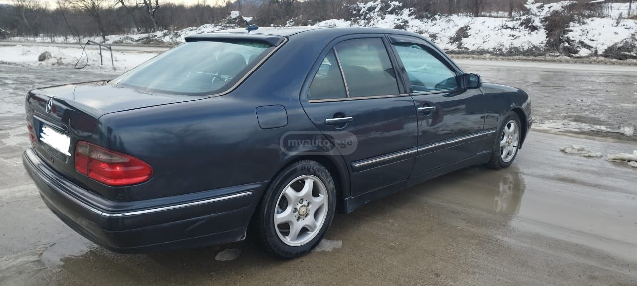 Mercedes-Benz E 210 2001 — photo 2