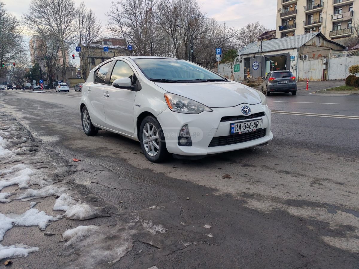 Toyota Prius C 2012 — photo 2
