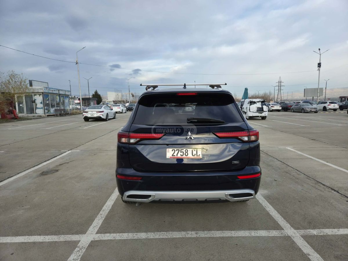 Mitsubishi Outlander 2021 — photo 2