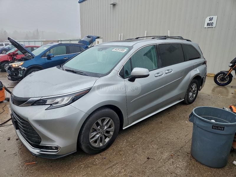 Toyota Sienna 2021 — photo 2