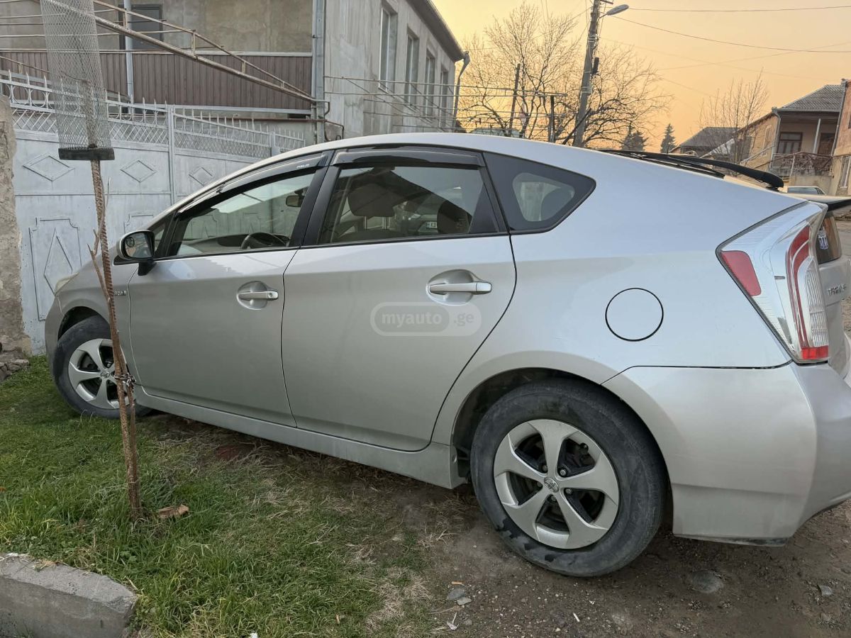 Toyota Prius 2015 — photo 2