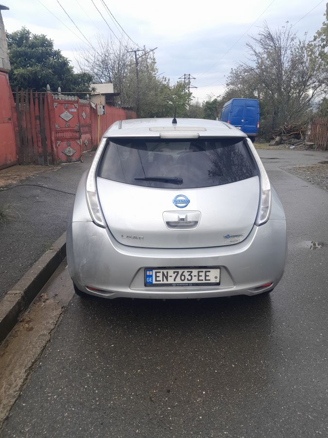 Nissan Leaf 2011 — photo 2