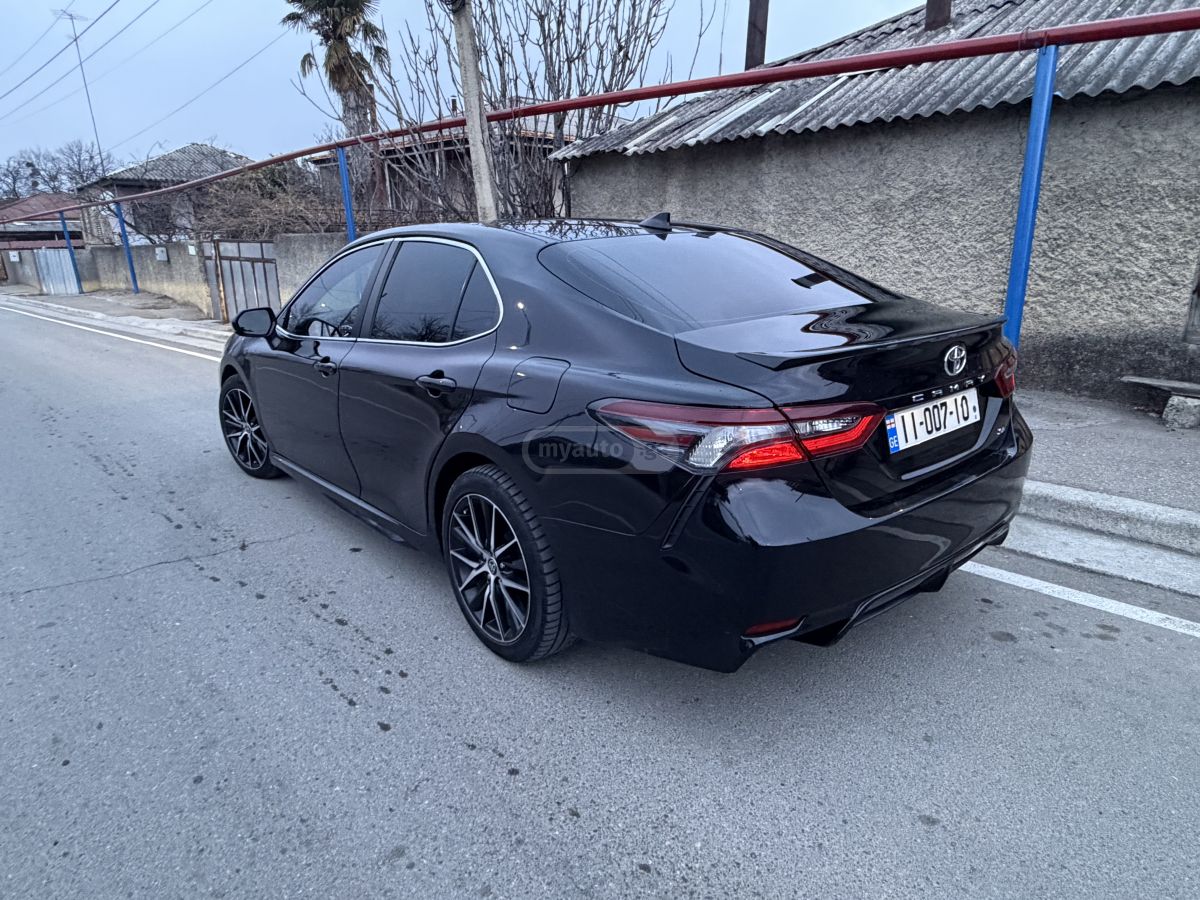 Toyota Camry 2021 — photo 2