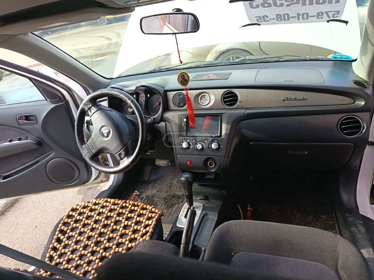 Mitsubishi Airtrek 2001 — photo 2