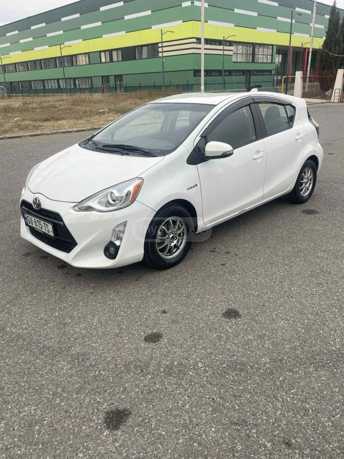 Toyota Prius C 2015 — photo 2