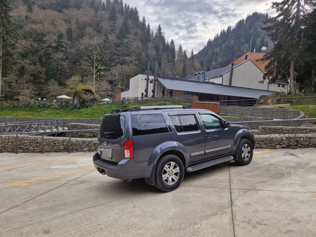 Nissan Pathfinder 2011 — photo 2