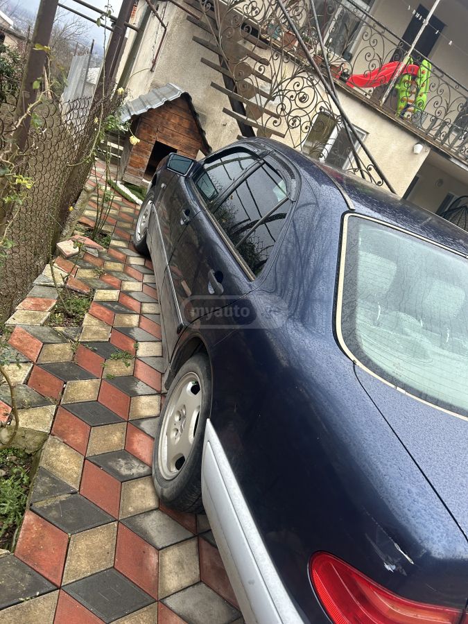 Mercedes-Benz E 210