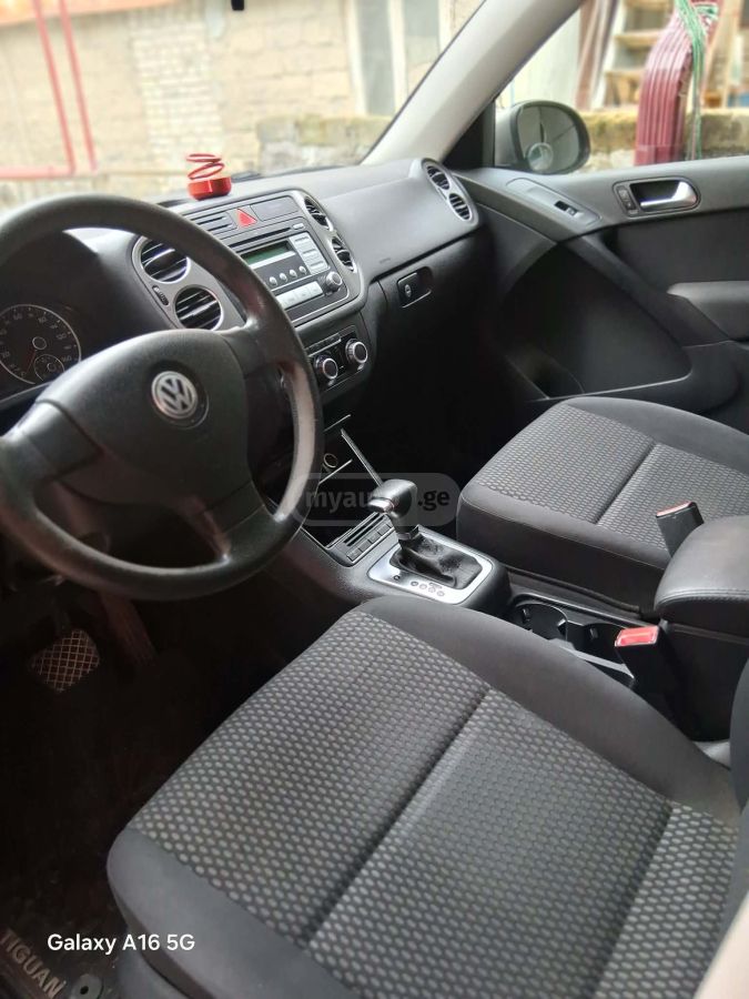 Volkswagen Tiguan 2010 — photo 2