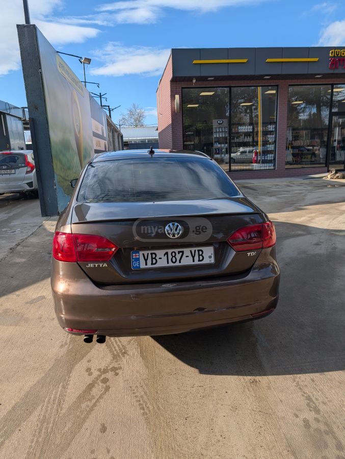 Volkswagen Jetta 2013 — photo 2