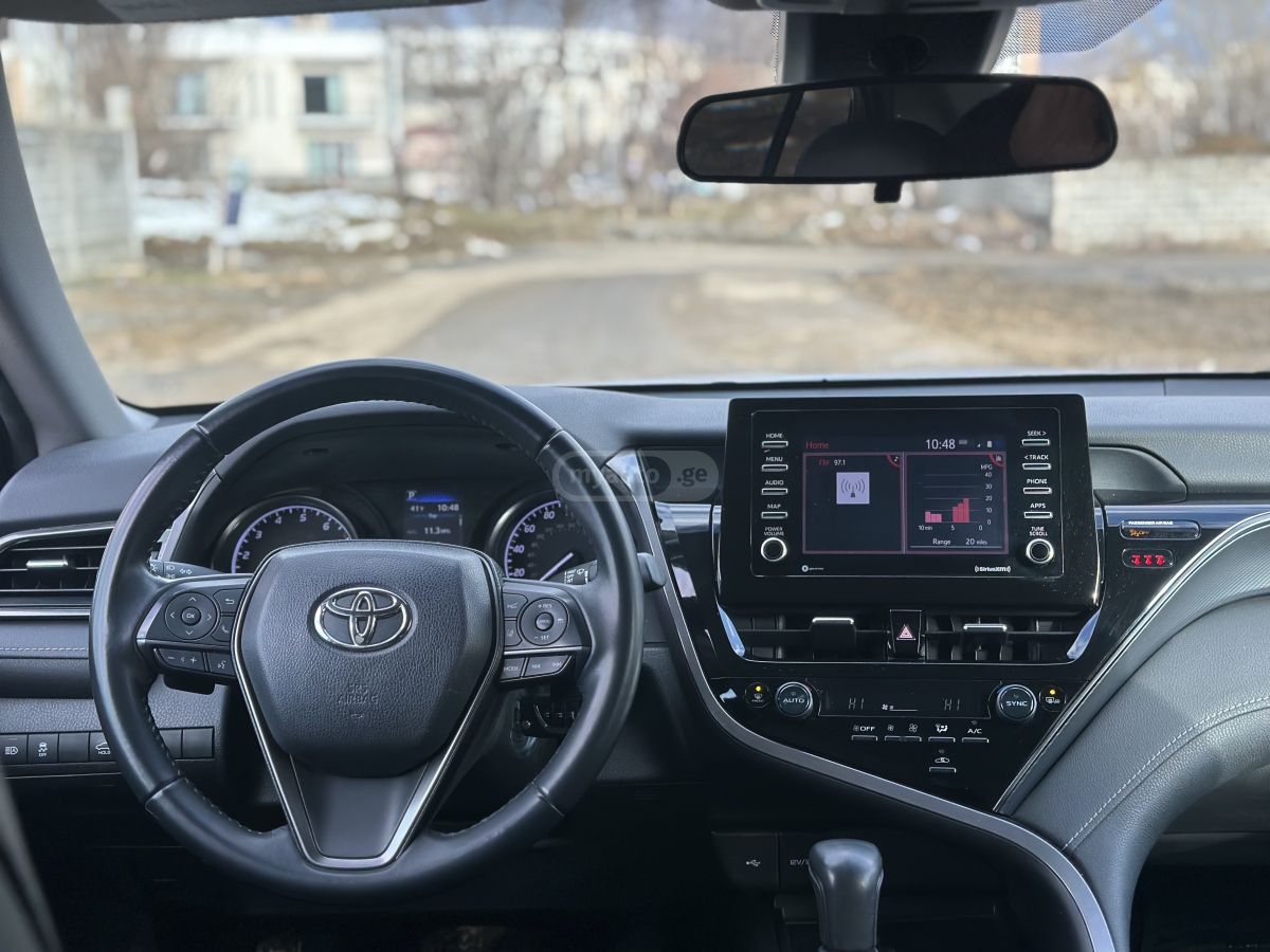 Toyota Camry 2022 — photo 2