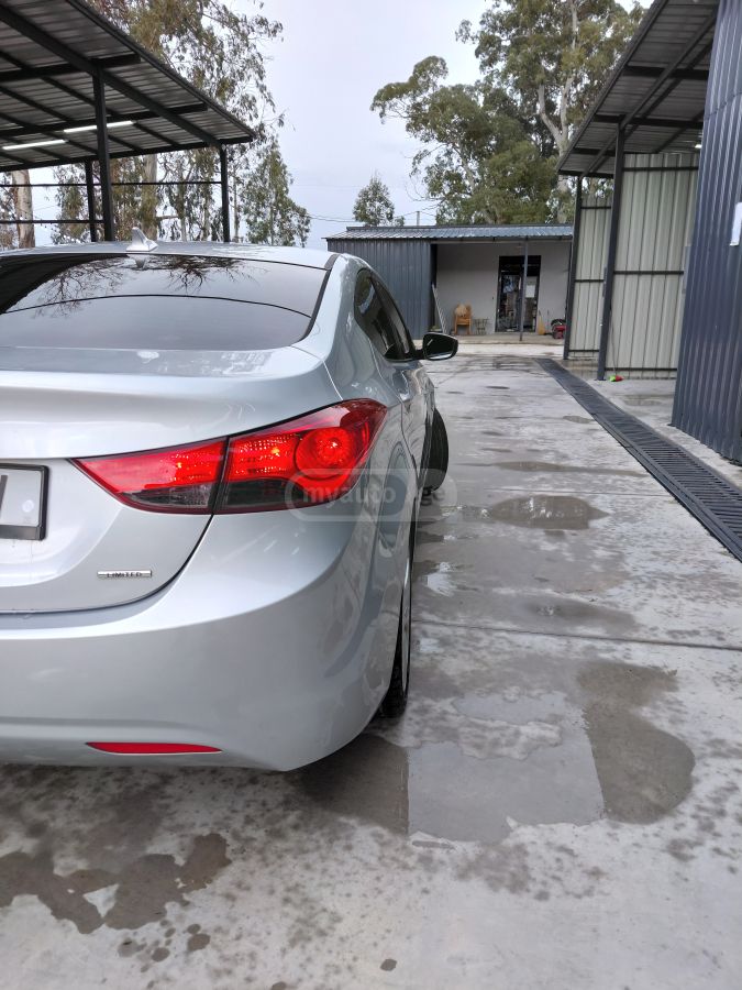 Hyundai Elantra 2011 — photo 2
