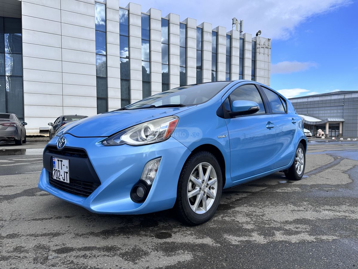 Toyota Prius C 2015 — photo 2