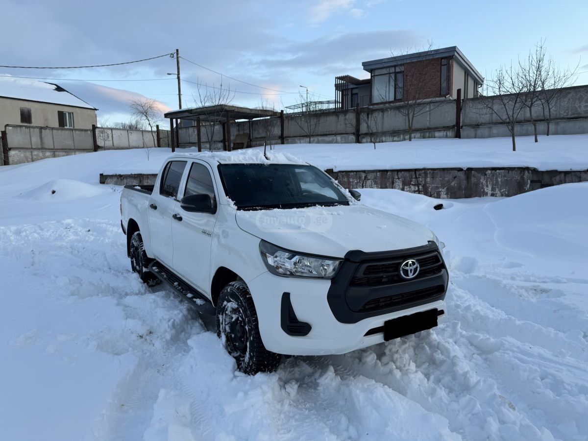 Toyota Hilux 2022 — photo 2