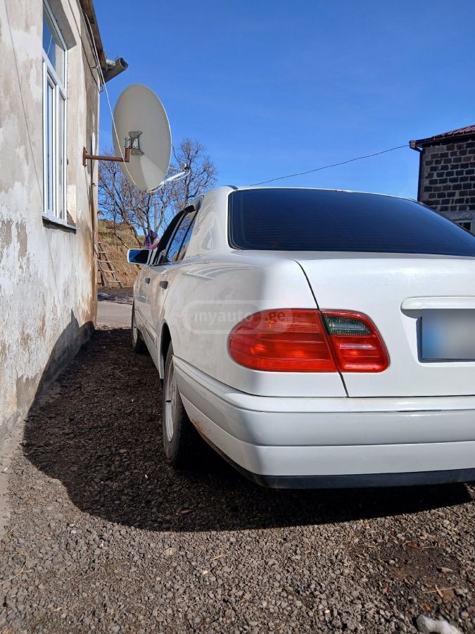 Mercedes-Benz E 200