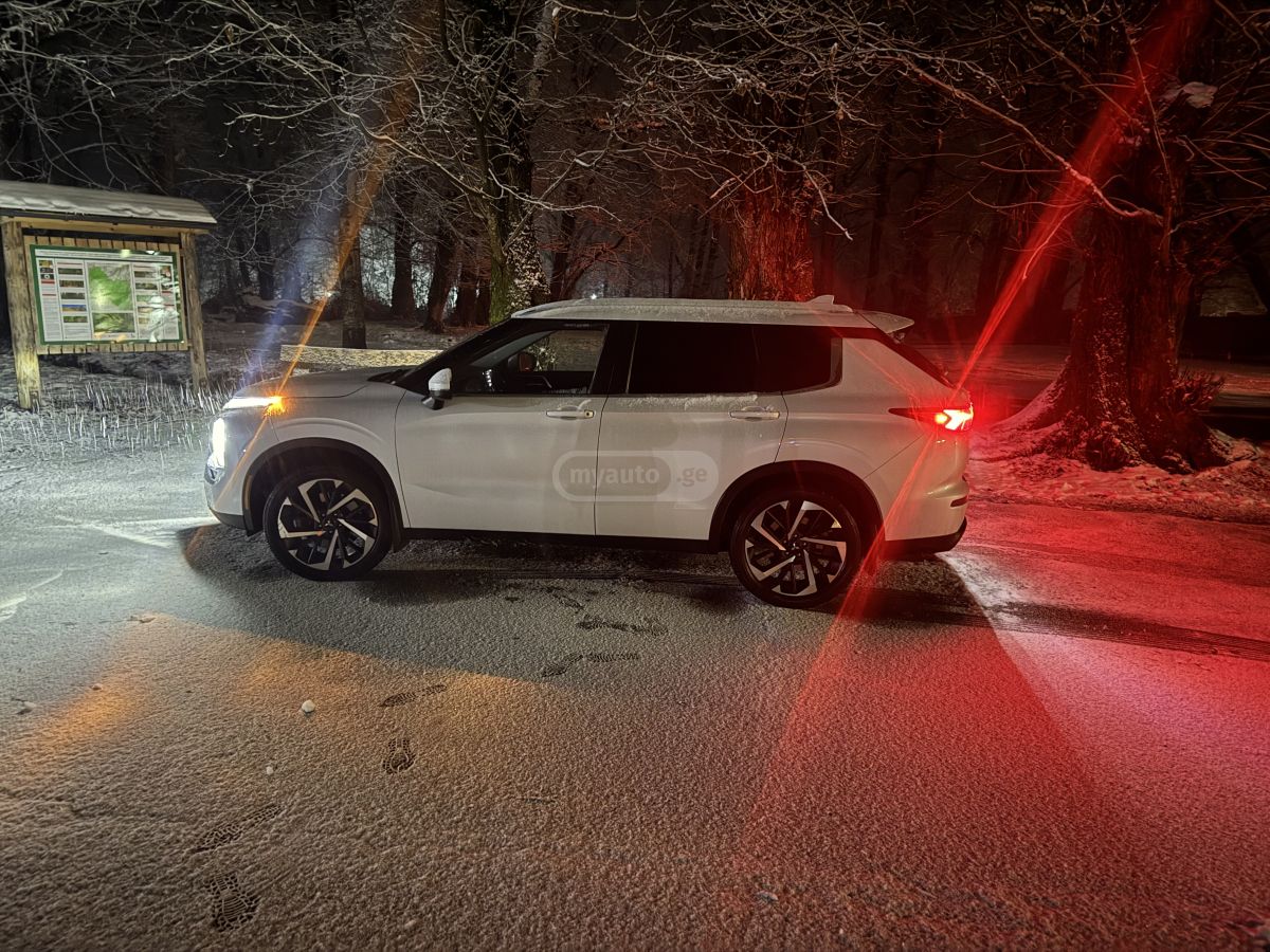 Mitsubishi Outlander 2022 — photo 2