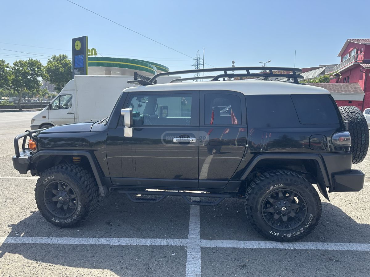 Toyota FJ Cruiser 2010 — photo 2