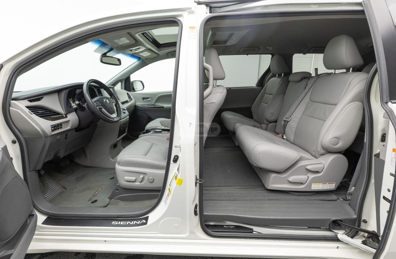 Toyota Sienna 2015 — photo 2