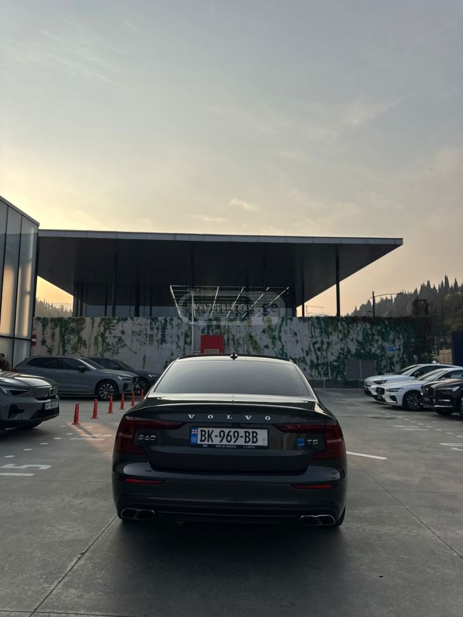 Volvo S60 2019 — photo 2