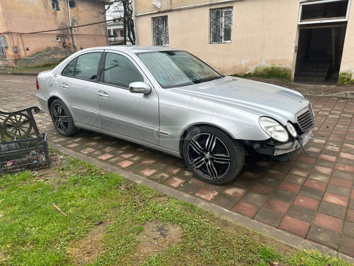 Mercedes-Benz E 300 2005 — photo 2