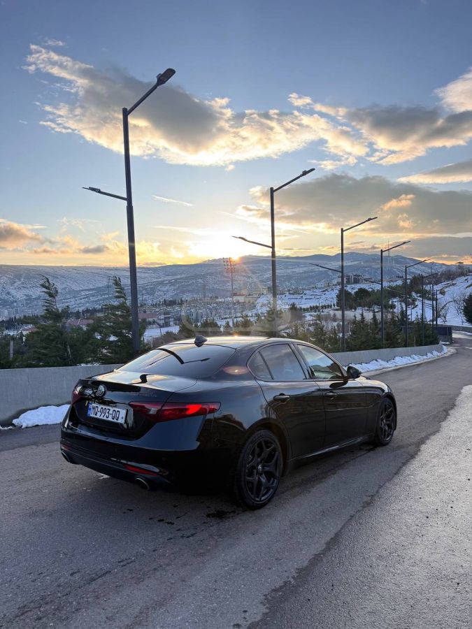 Alfa Romeo Giulia 2021 — photo 2