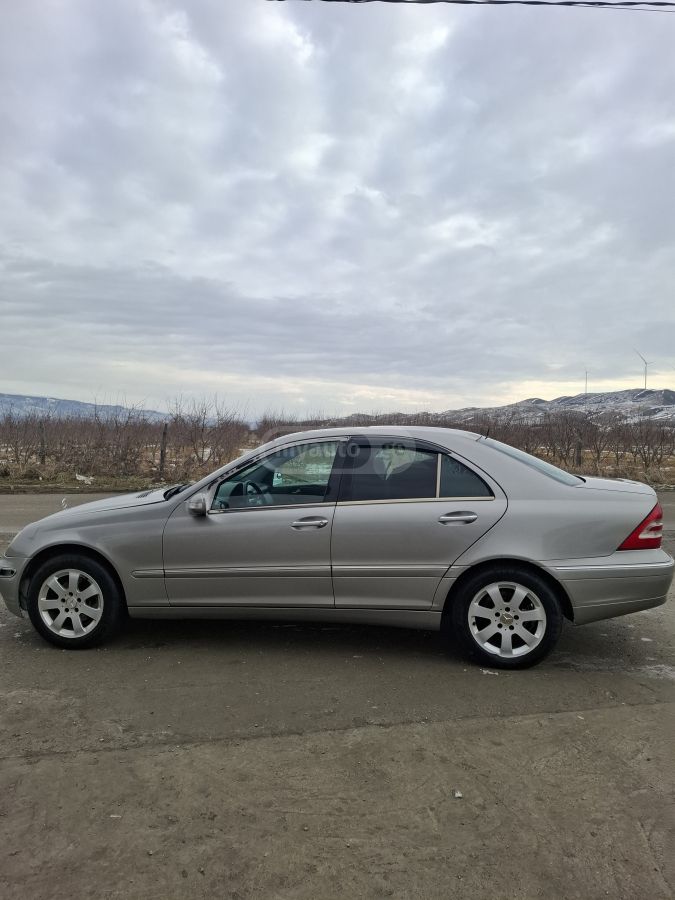 Mercedes-Benz C 240