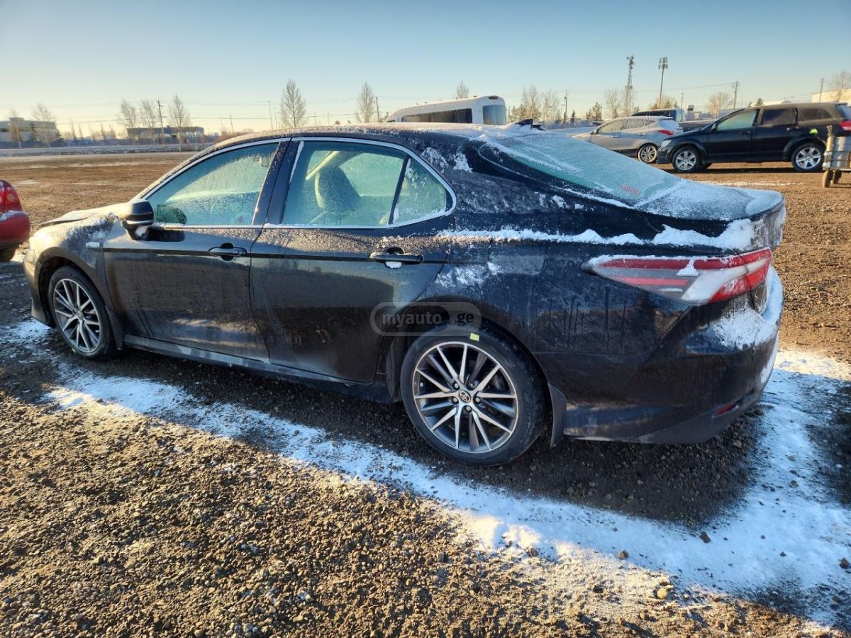 Toyota Camry 2021 — photo 2