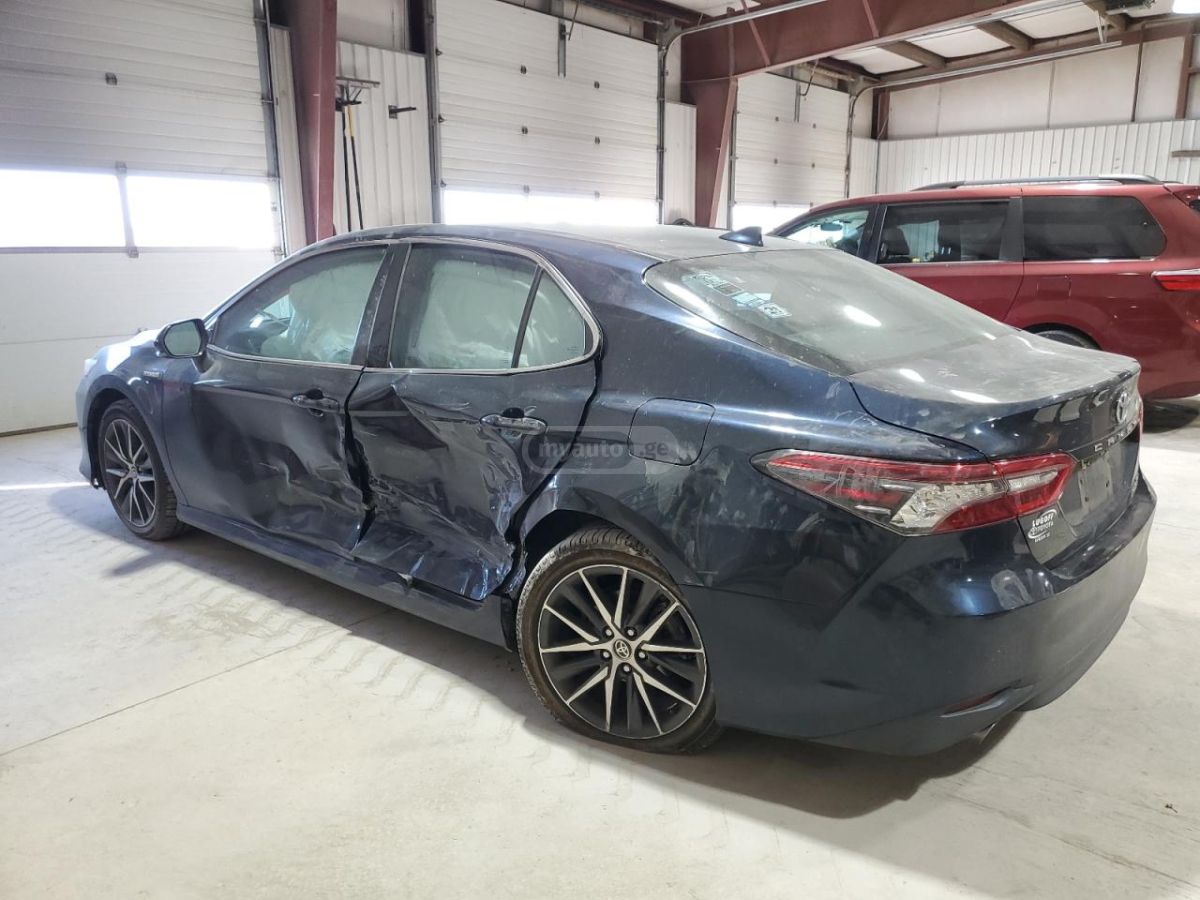 Toyota Camry 2021 — photo 2