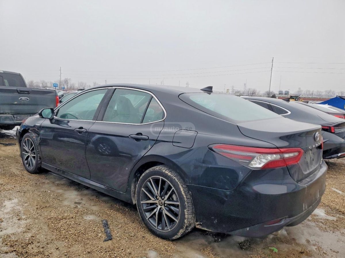 Toyota Camry 2021 — photo 2