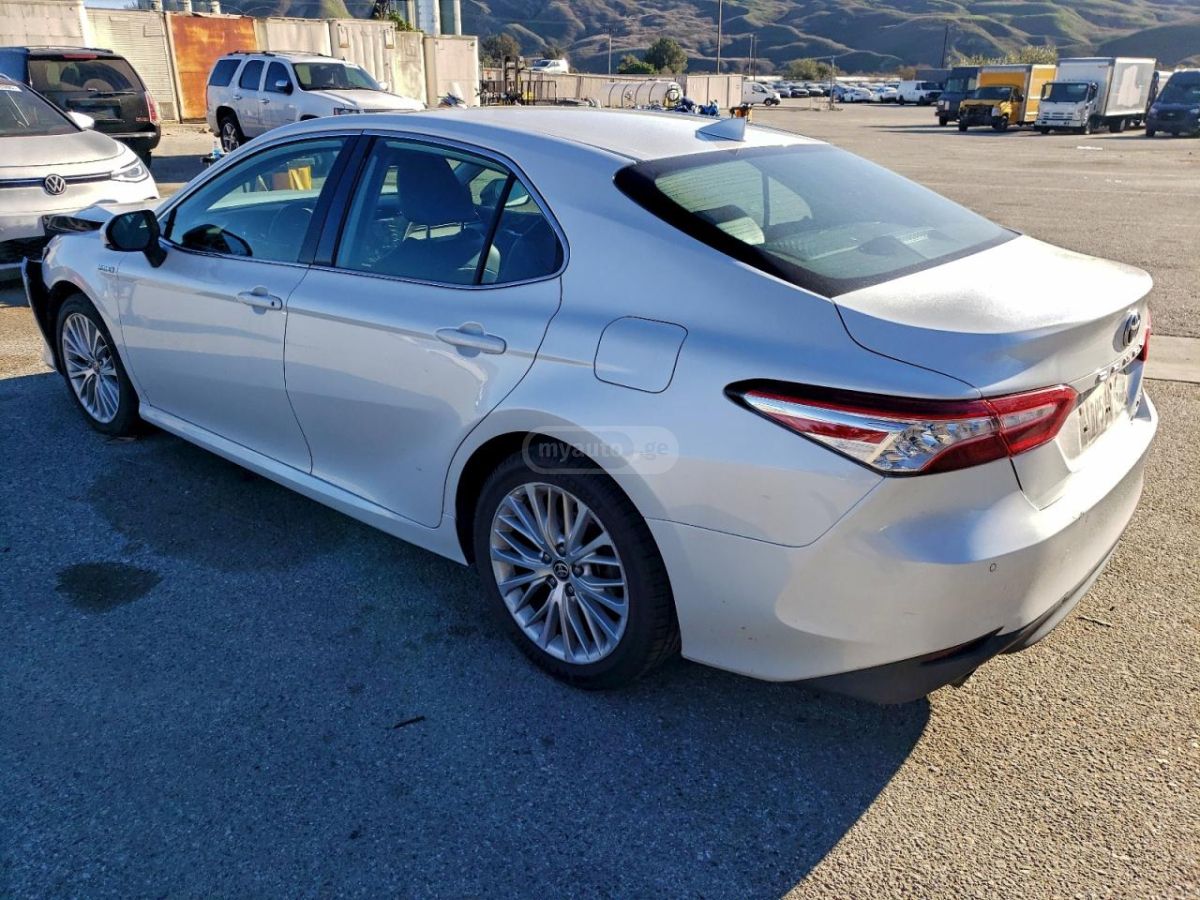 Toyota Camry 2020 — photo 2