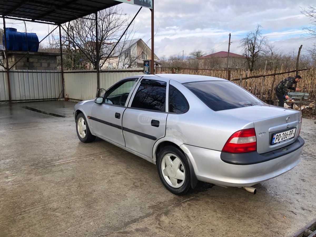 Opel Vectra 1996 — photo 2