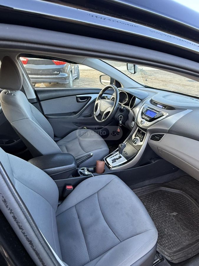 Hyundai Elantra 2011 — photo 2